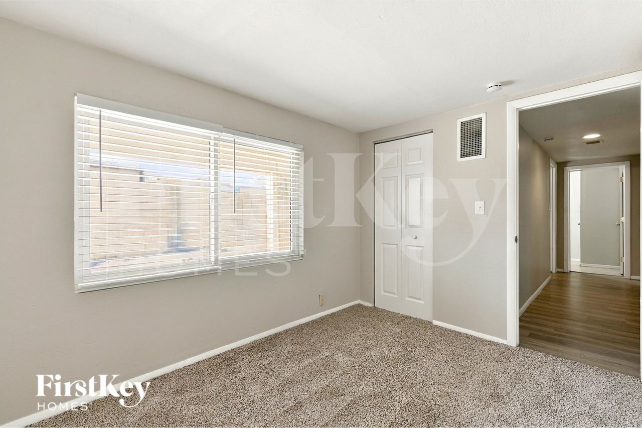 1439 W 7th St - Photo 7 of 16