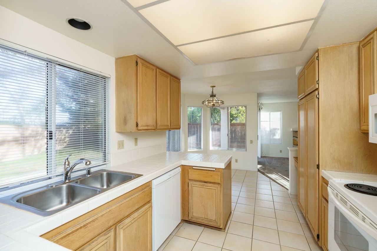 2174 Shadetree Ln - Photo 2 of 31