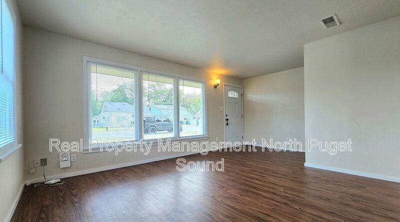 1083 Alder Ave - Photo 3 of 23