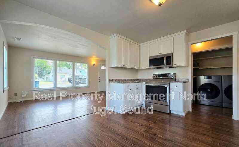 1083 Alder Ave - Photo 4 of 23