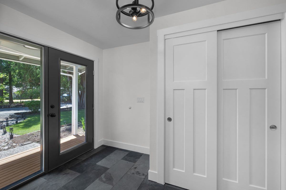4104 60th Ave Sw - Photo 2 of 37