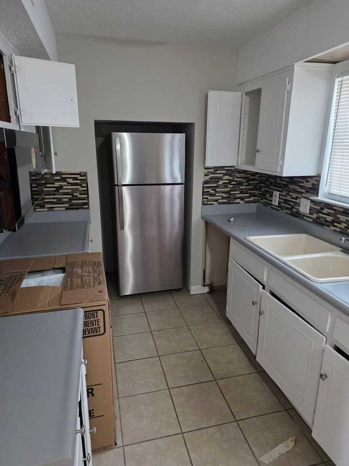 504 Debbie Dr - Photo 2 of 20