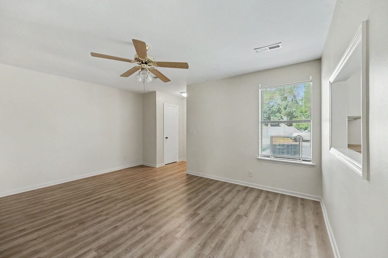 5225 Marseilles Dr - Photo 5 of 20