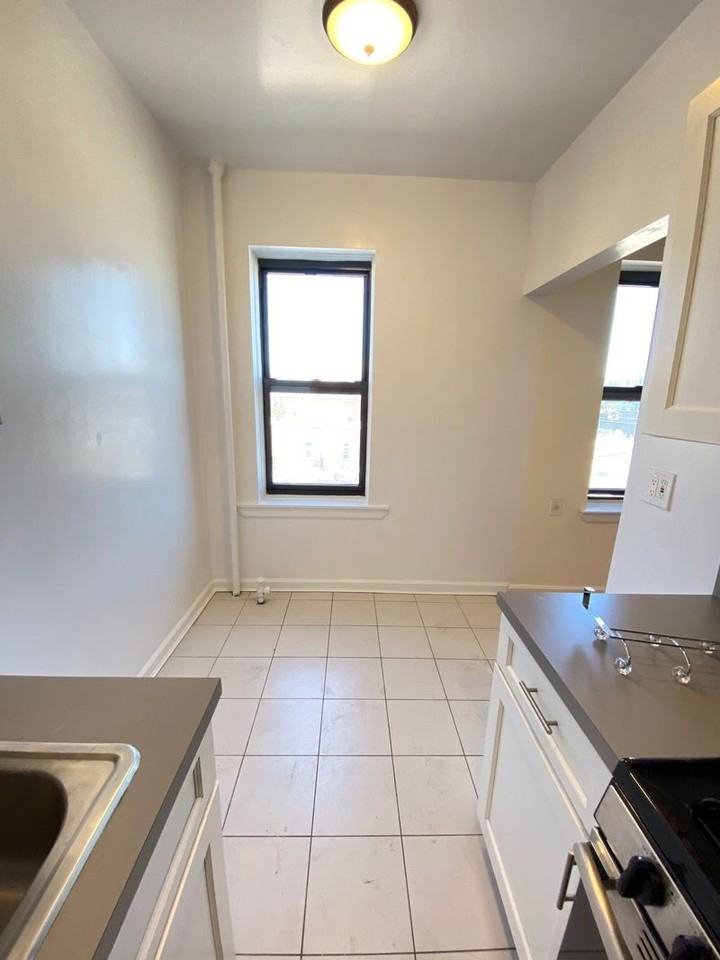 2235 Cruger Ave - Photo 7 of 10