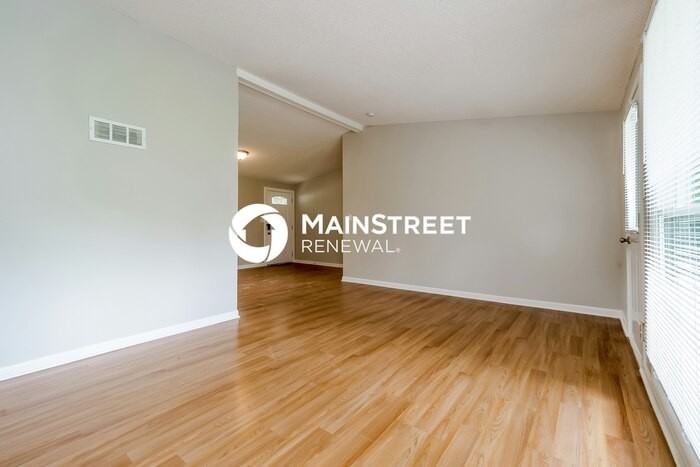 8918 Hemlock Dr - Photo 3 of 15