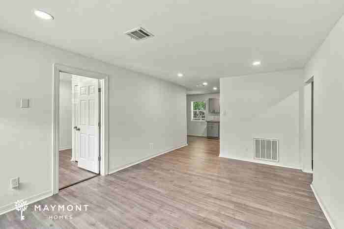 5033 Doolittle Blvd - Photo 4 of 15