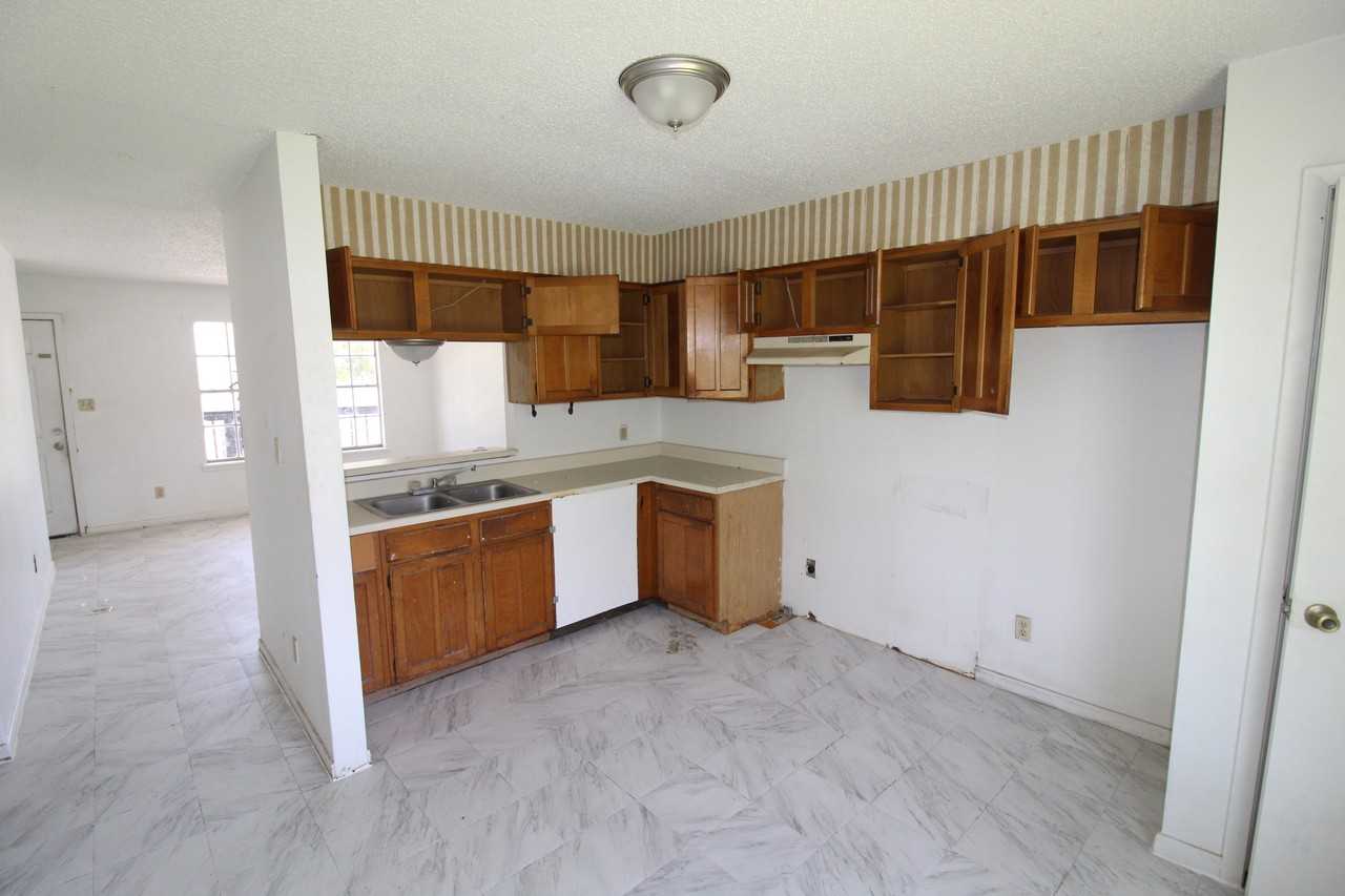 106 E King Ave - Photo 3 of 6