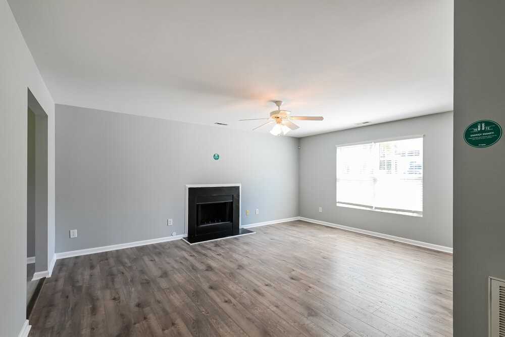 933 Roxy St - Photo 4 of 17