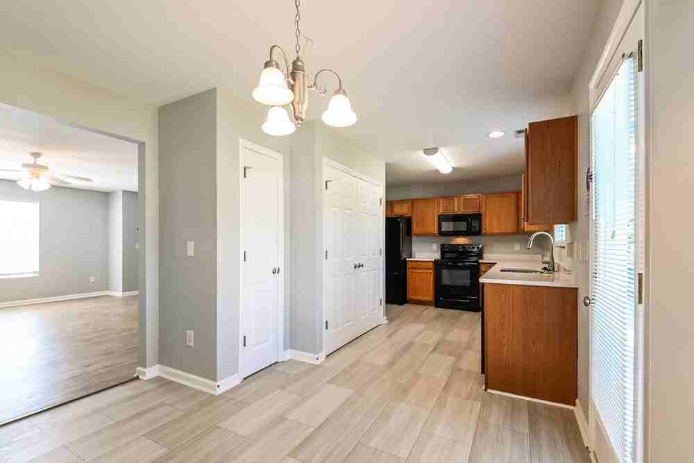 933 Roxy St - Photo 6 of 17