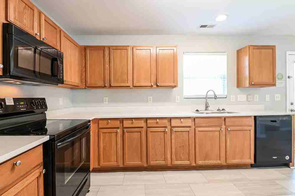 933 Roxy St - Photo 7 of 17