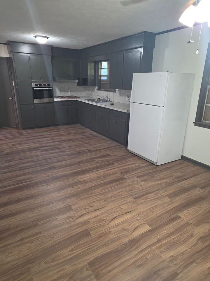 1059 Maria Dr - Photo 2 of 7