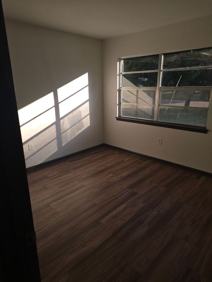 1059 Maria Dr - Photo 3 of 7