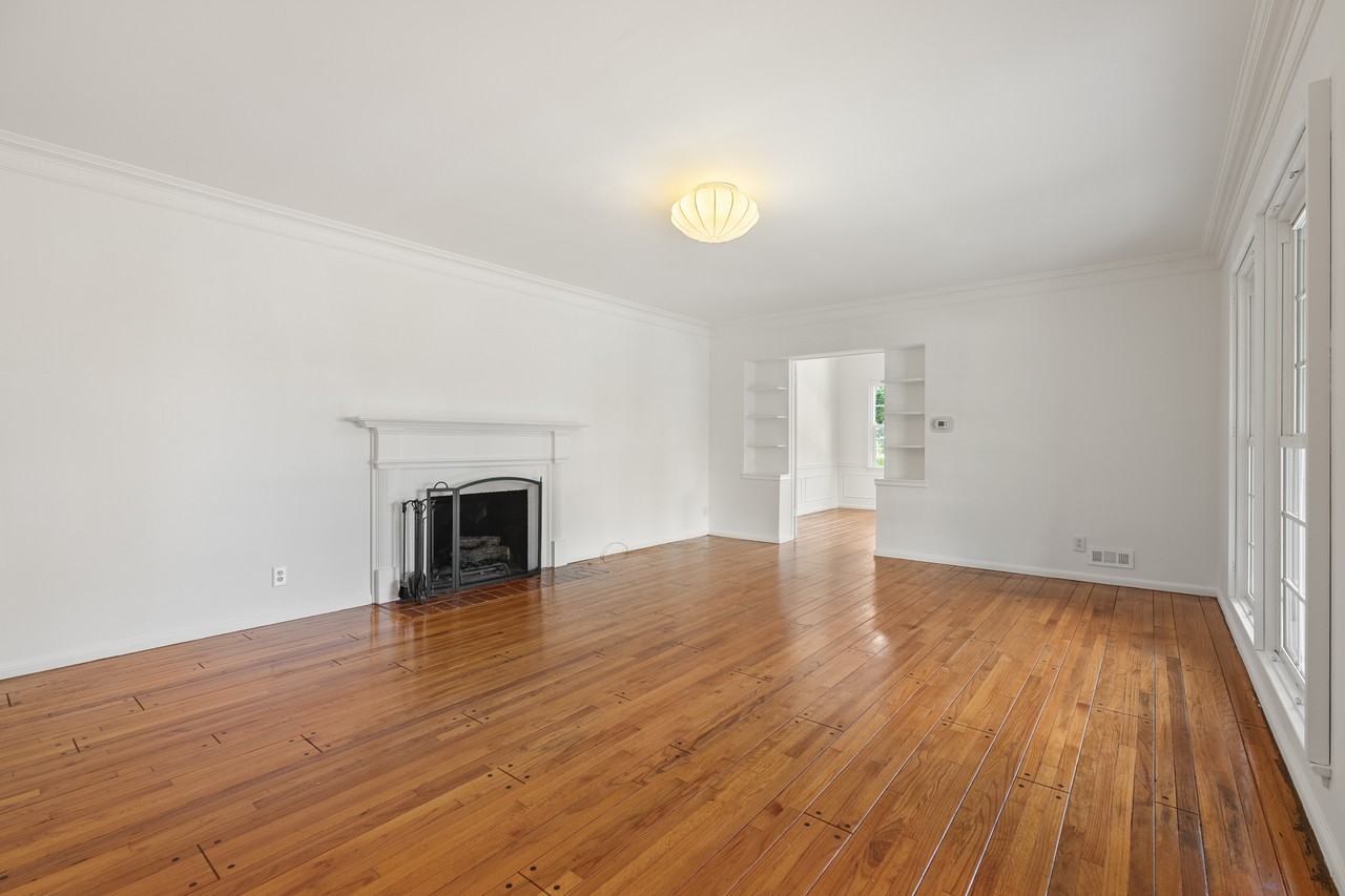 2244 Hillsboro Ave - Photo 3 of 24