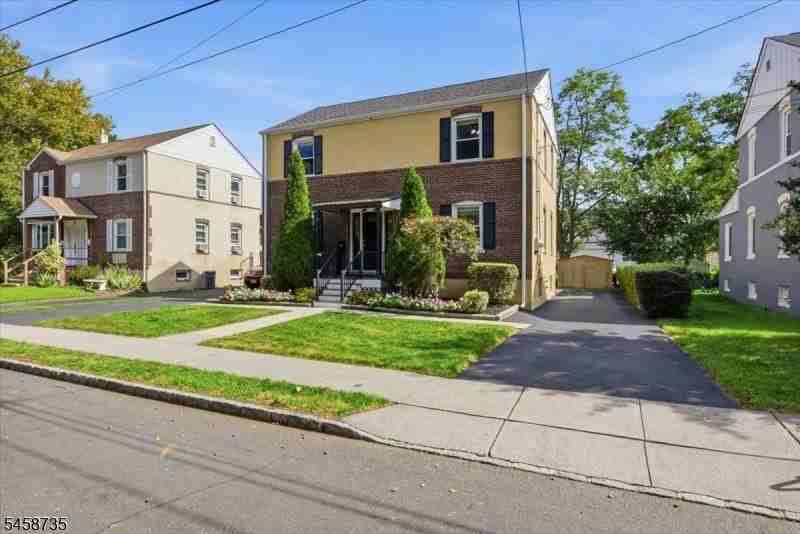 17 Armstrong St