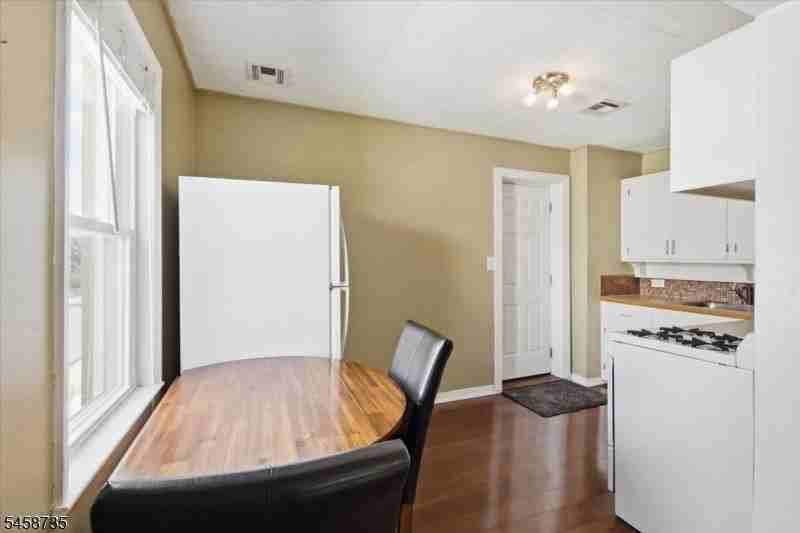 17 Armstrong St - Photo 6 of 13