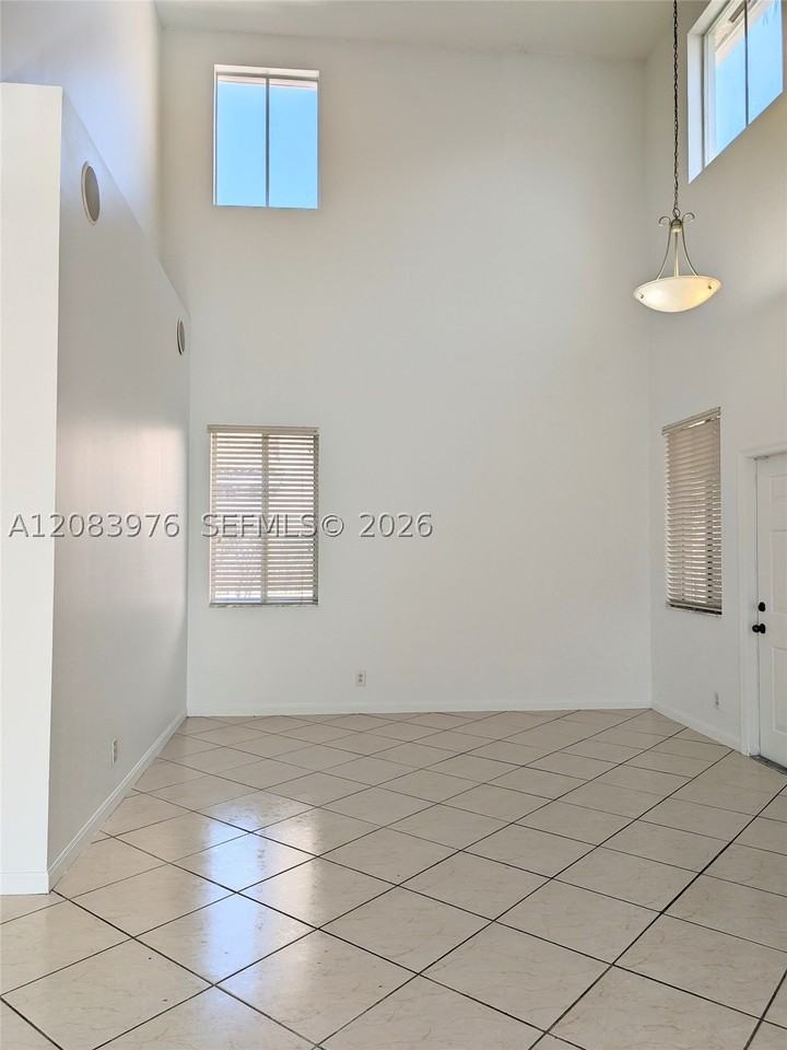 911 Phoenix Way - Photo 4 of 20