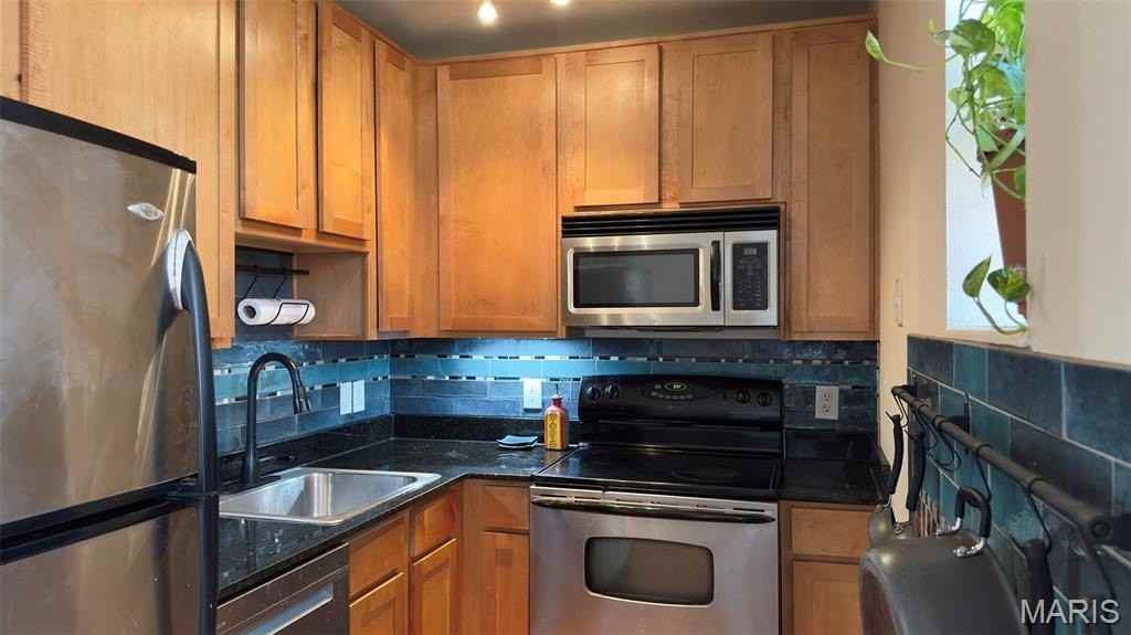 5677 Waterman Blvd #32 - Photo 4 of 31