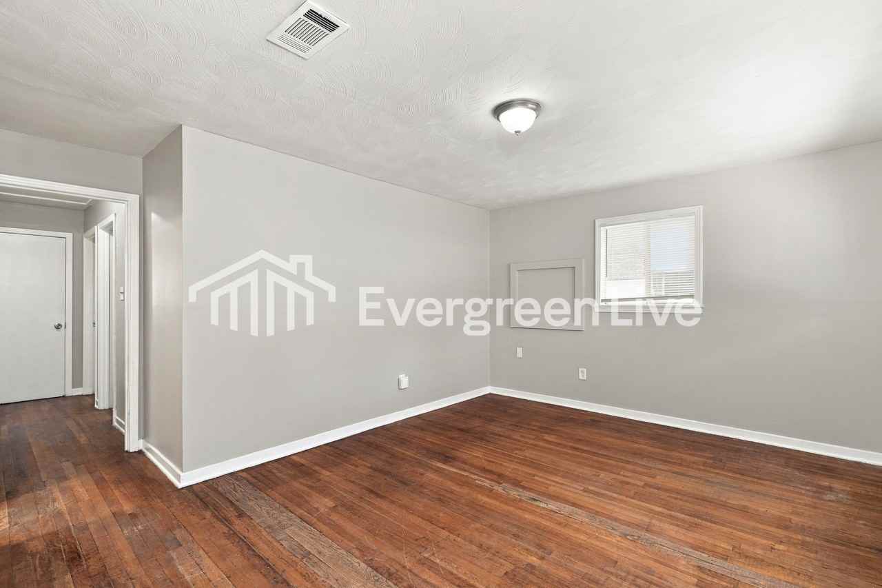 584 Singleton St - Photo 3 of 15