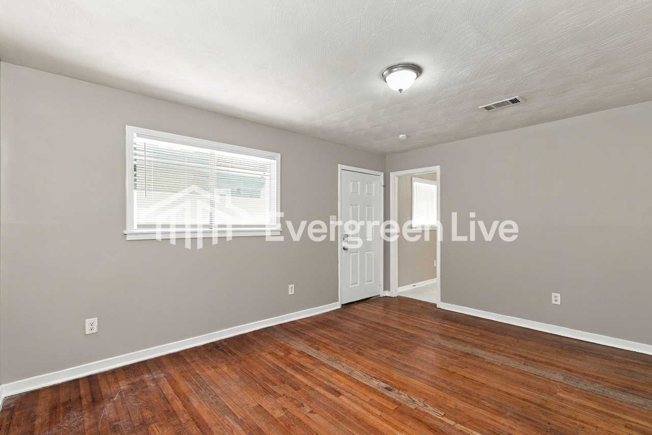 584 Singleton St - Photo 4 of 15