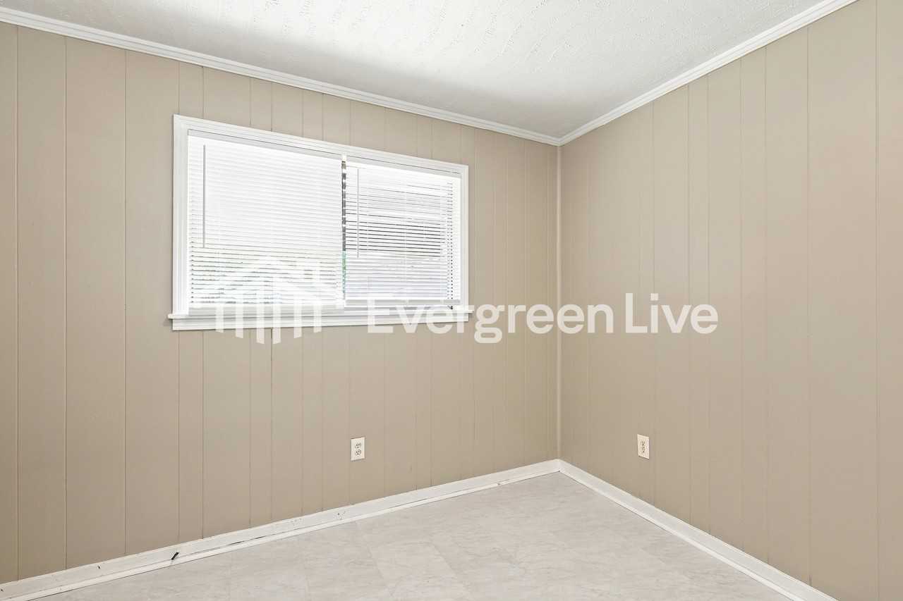584 Singleton St - Photo 5 of 15