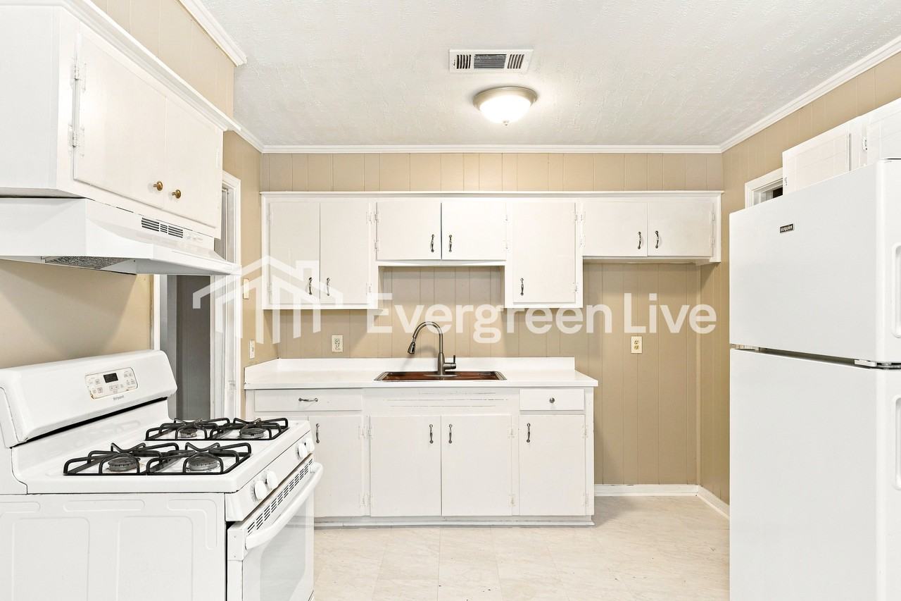 584 Singleton St - Photo 6 of 15