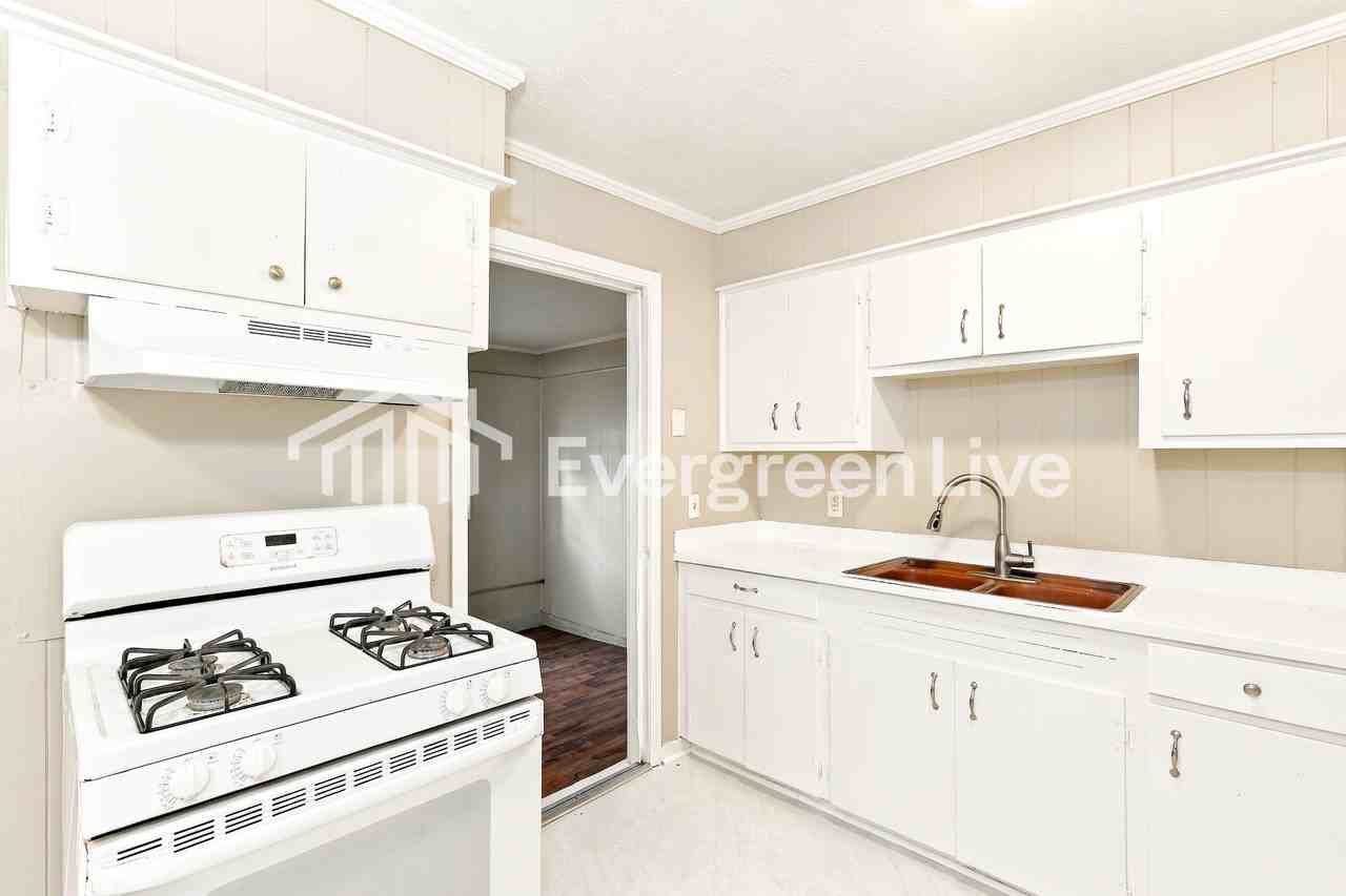 584 Singleton St - Photo 7 of 15