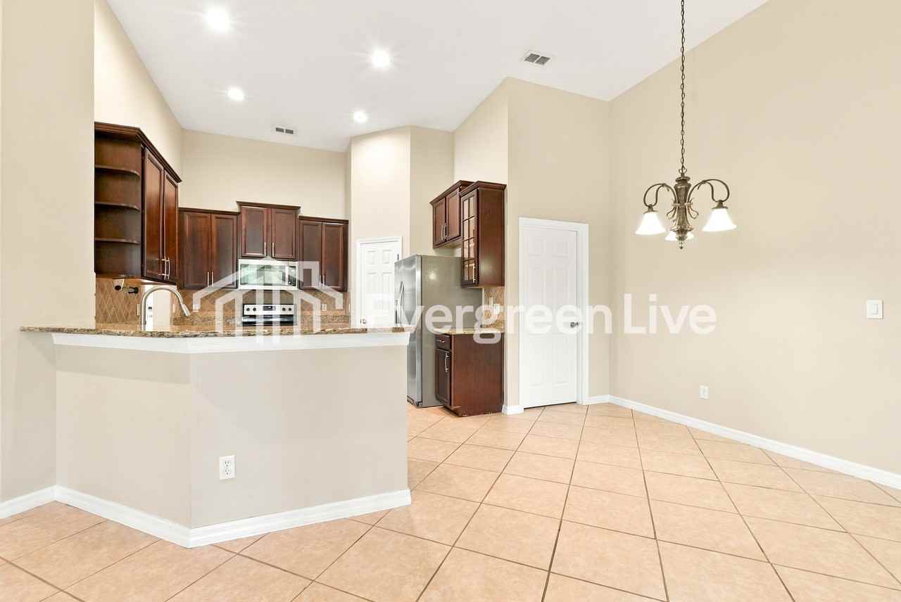 1826 Palmerston Cir - Photo 4 of 15