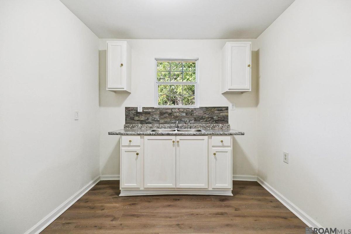 2371 E Smiley Ave - Photo 2 of 4
