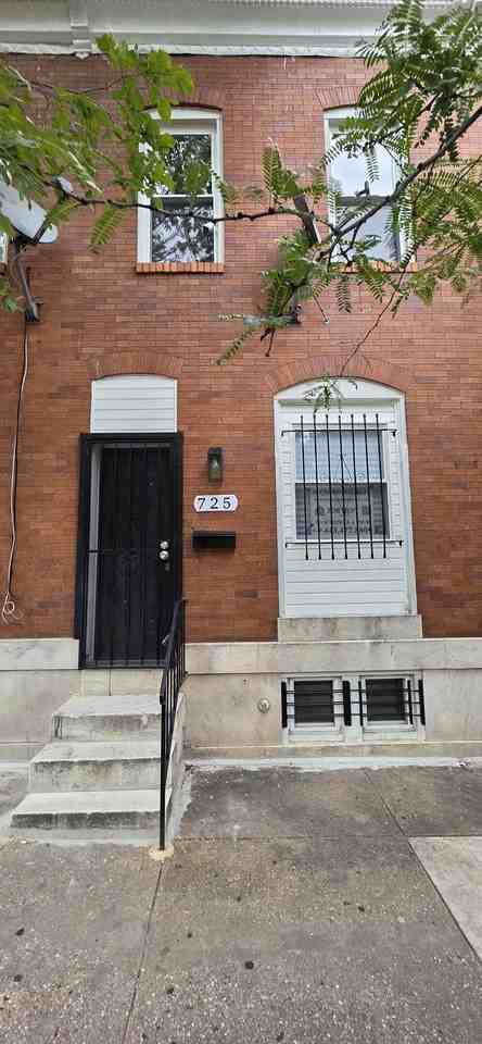 725 N Milton Ave - Photo 2 of 13