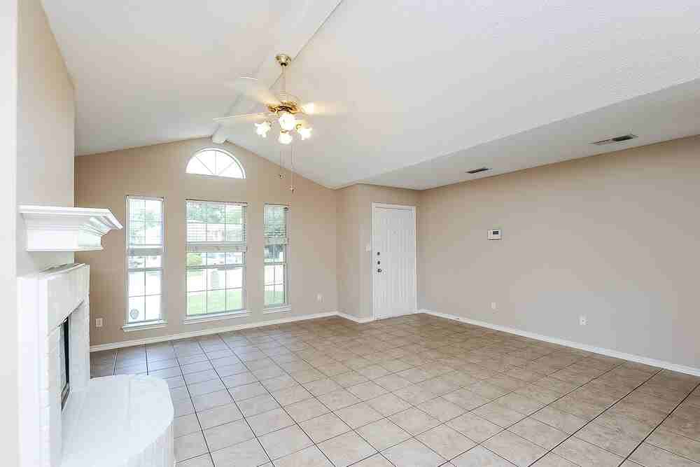10224 Maverick Dr - Photo 4 of 16