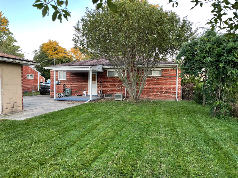 35701 Strathcona St - Photo 2 of 21