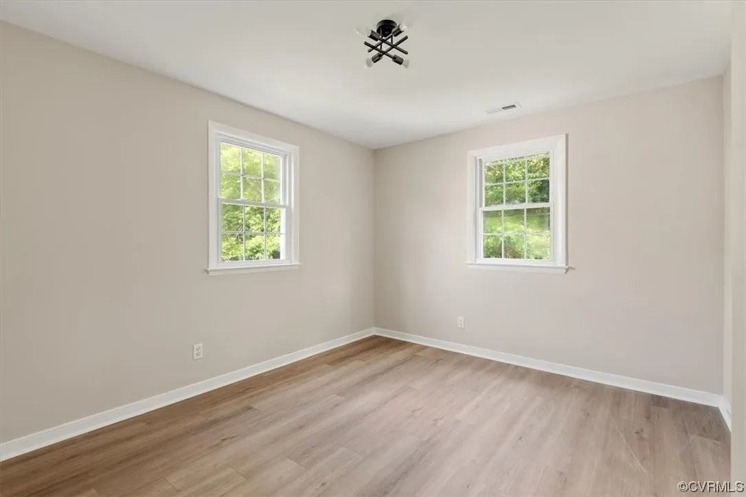 916 Cameron St - Photo 6 of 11