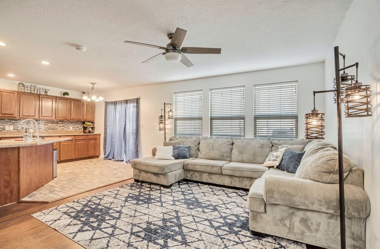1233 Firefly Dr - Photo 3 of 20