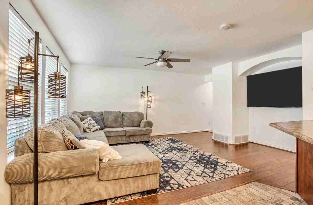 1233 Firefly Dr - Photo 4 of 20