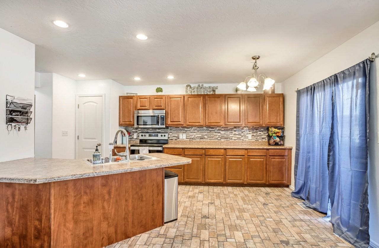 1233 Firefly Dr - Photo 5 of 20
