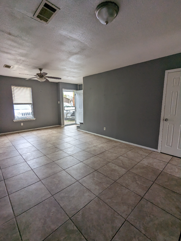 1921 N Magnolia St - Photo 4 of 20