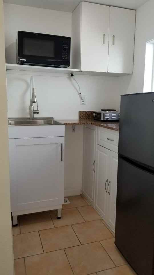 142 Goldenrod St #B - Photo 3 of 6