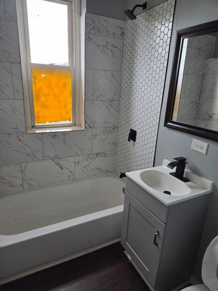1843 W 54th St #3E - Photo 3 of 7
