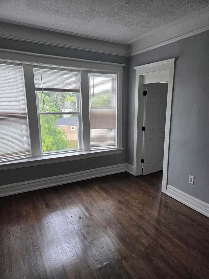1843 W 54th St #3E - Photo 4 of 7