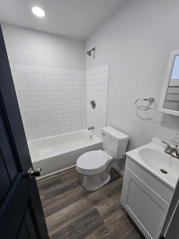 1138 E 2nd St #B - Photo 4 of 33