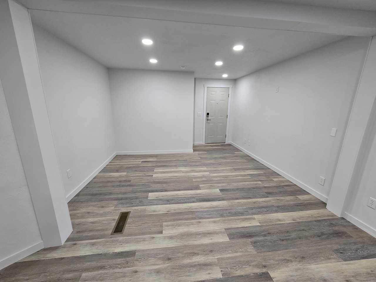 1138 E 2nd St #B - Photo 5 of 33