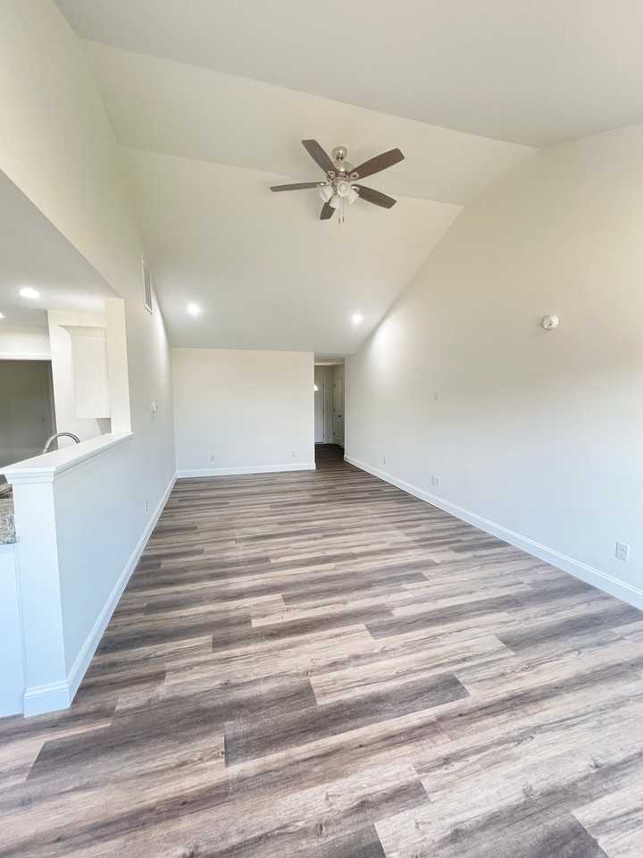 117 Brooks Dr - Photo 2 of 9