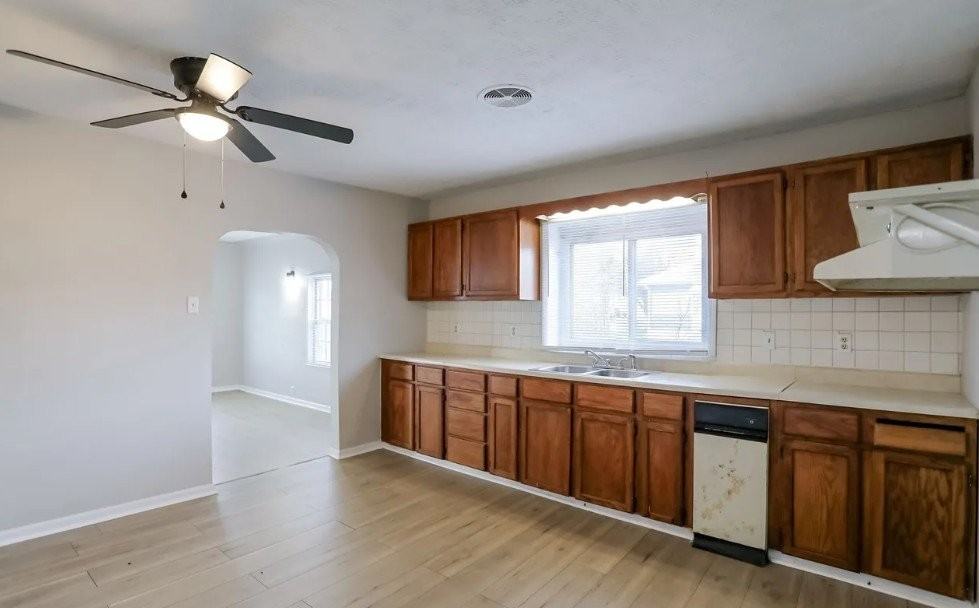 824 W Elm St - Photo 2 of 7