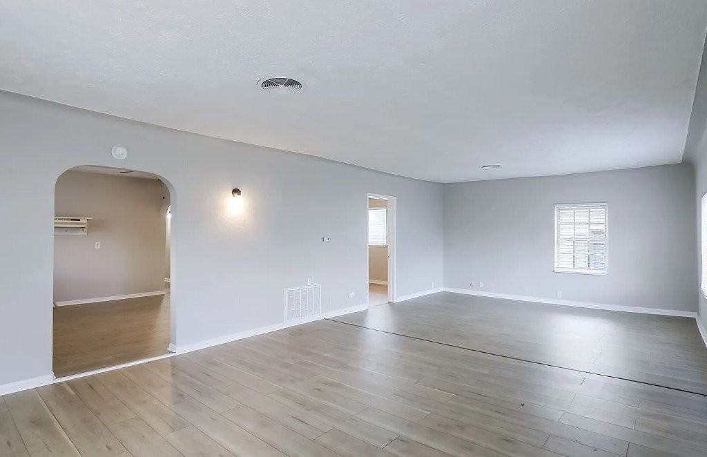 824 W Elm St - Photo 3 of 7