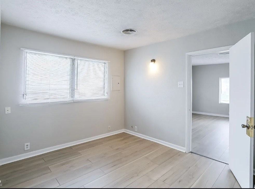 824 W Elm St - Photo 4 of 7