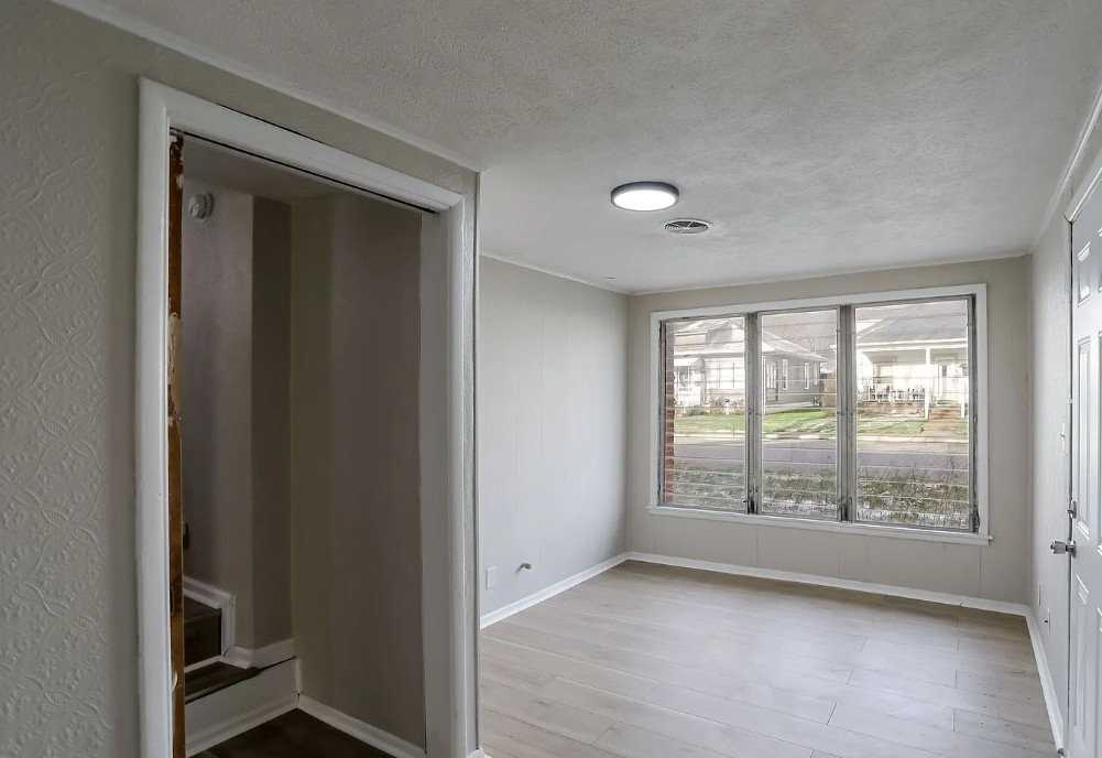 824 W Elm St - Photo 5 of 7