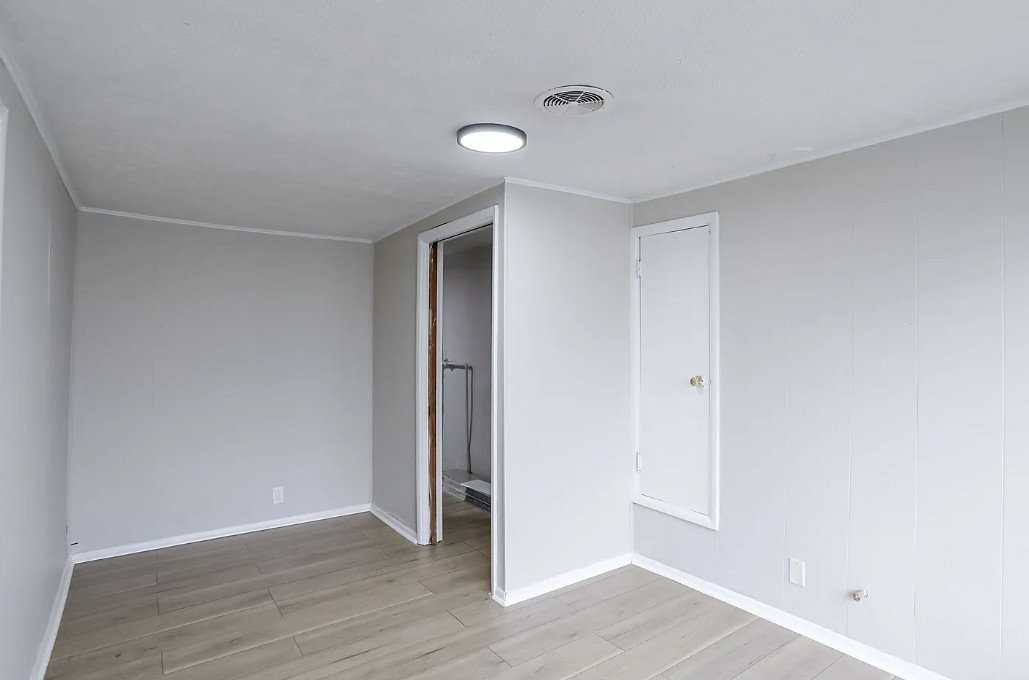 824 W Elm St - Photo 6 of 7