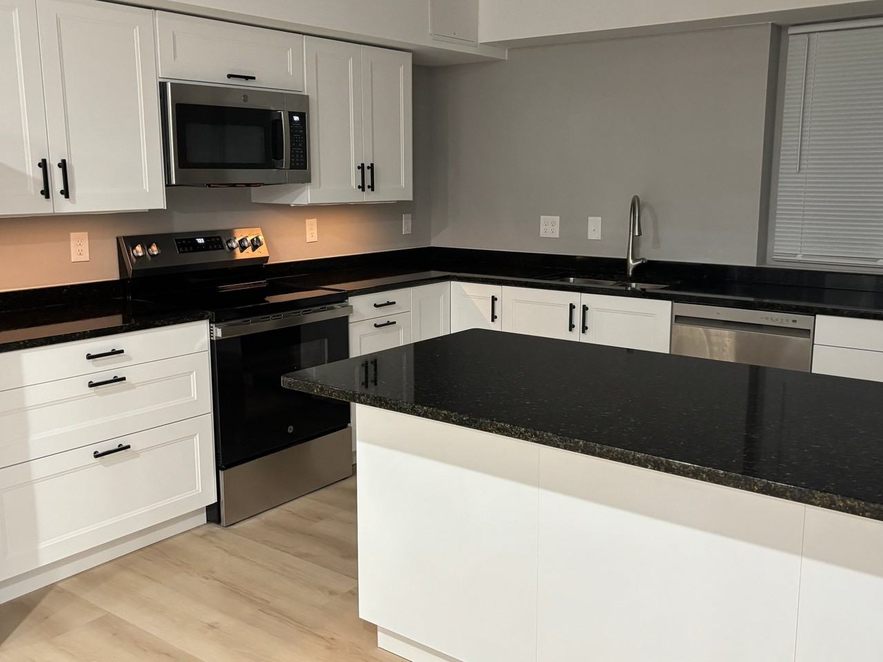 2717 E 32nd St #4 - Photo 4 of 20