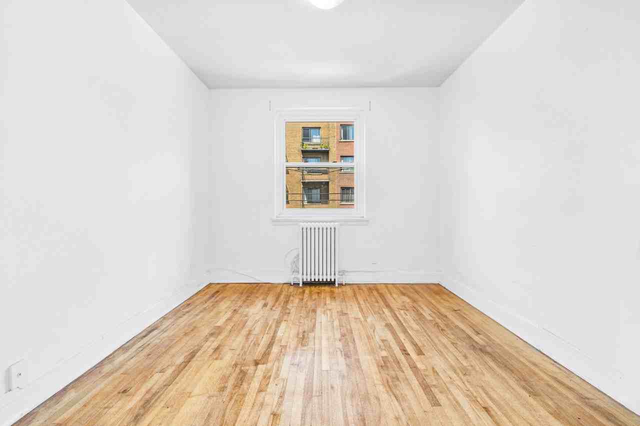 5010 Avenue Macdonald - Photo 7 of 13