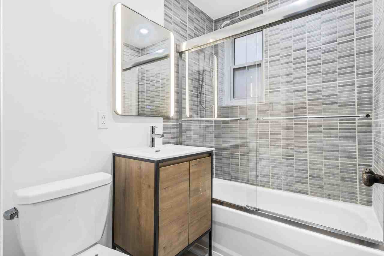 5010 Avenue Macdonald - Photo 3 of 13